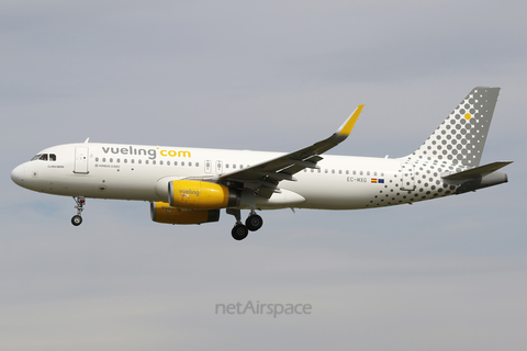 Vueling Airbus A320-232 (EC-MXG) at  Barcelona - El Prat, Spain