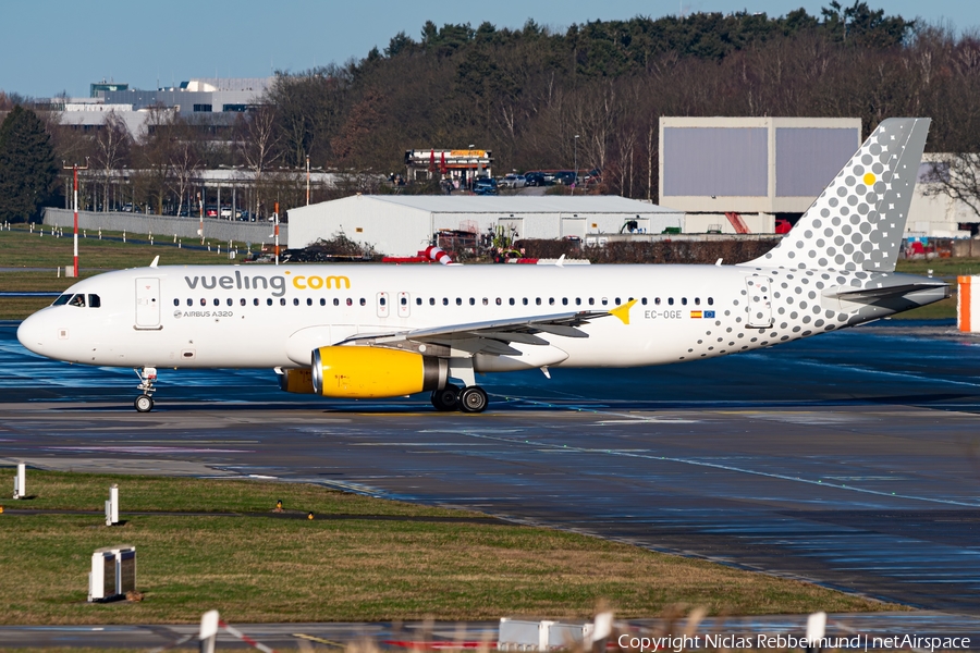 Vueling Airbus A320-232 (EC-OGE) | Photo 660027