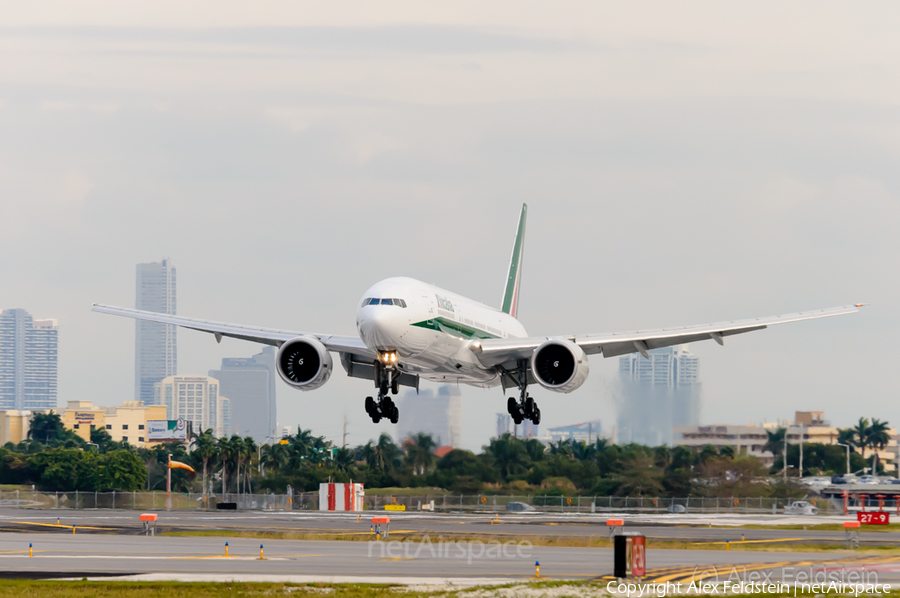 Alitalia Boeing 777-243(ER) (EI-DBK) | Photo 66543