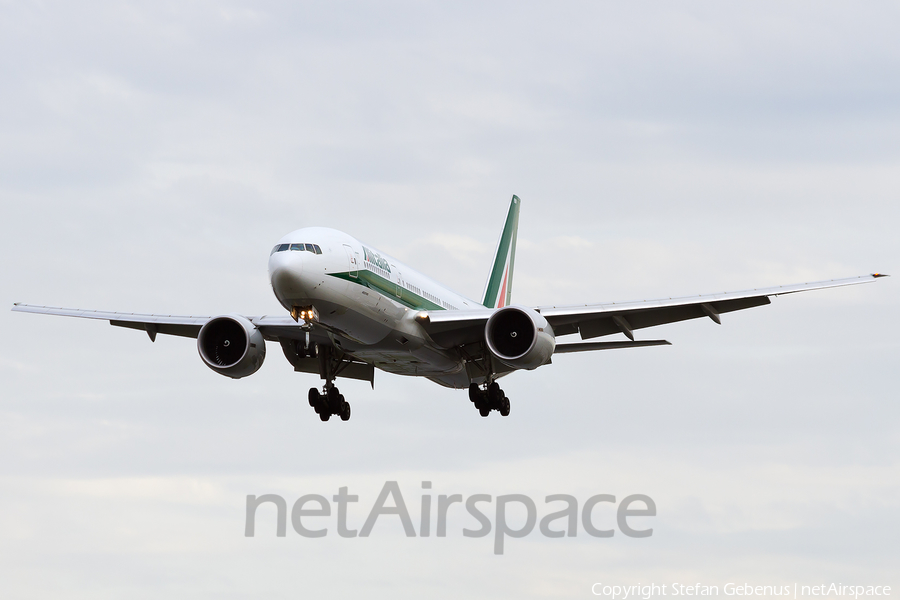 Alitalia Boeing 777-243(ER) (EI-DBM) | Photo 45566