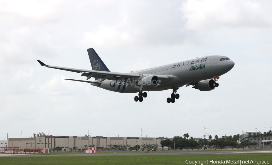 Alitalia Airbus A330-202 (EI-DIR) | Photo 577454