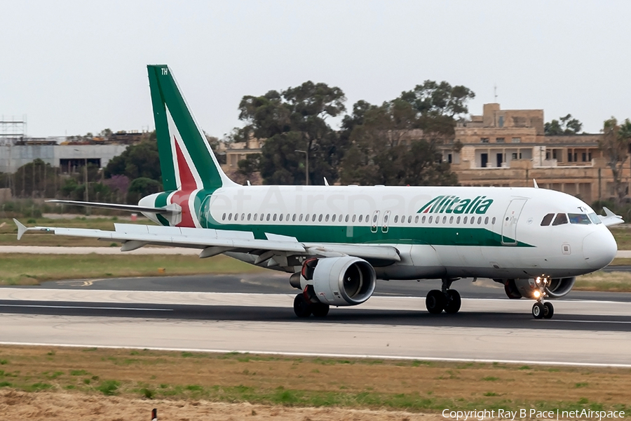 Alitalia Airbus A320-216 (EI-DTH) | Photo 505917