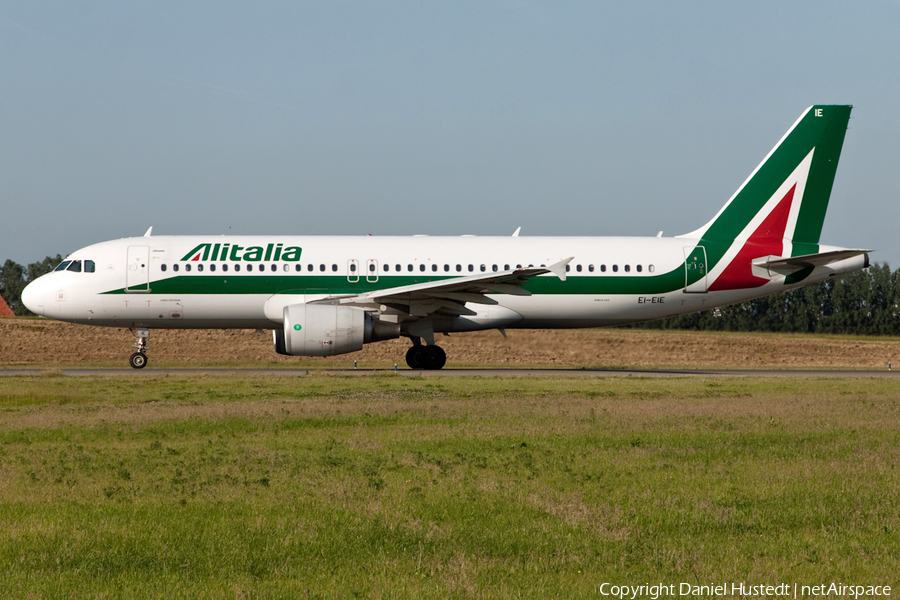 Alitalia Airbus A320-216 (EI-EIE) | Photo 490372