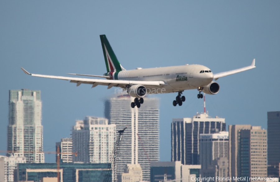 Alitalia Airbus A330-202 (EI-EJG) | Photo 543366