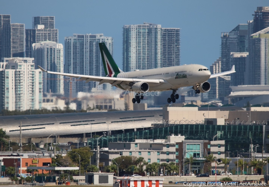 Alitalia Airbus A330-202 (EI-EJG) | Photo 577795