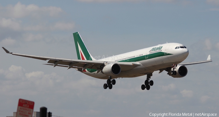 Alitalia Airbus A330-202 (EI-EJI) | Photo 577803