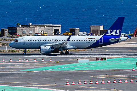 SAS Connect Airbus A320-251N (EI-SCC) at  Gran Canaria, Spain