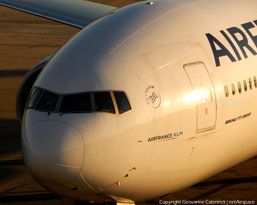 Air France Boeing 777-328(ER) (F-GZNJ) | Photo 337217