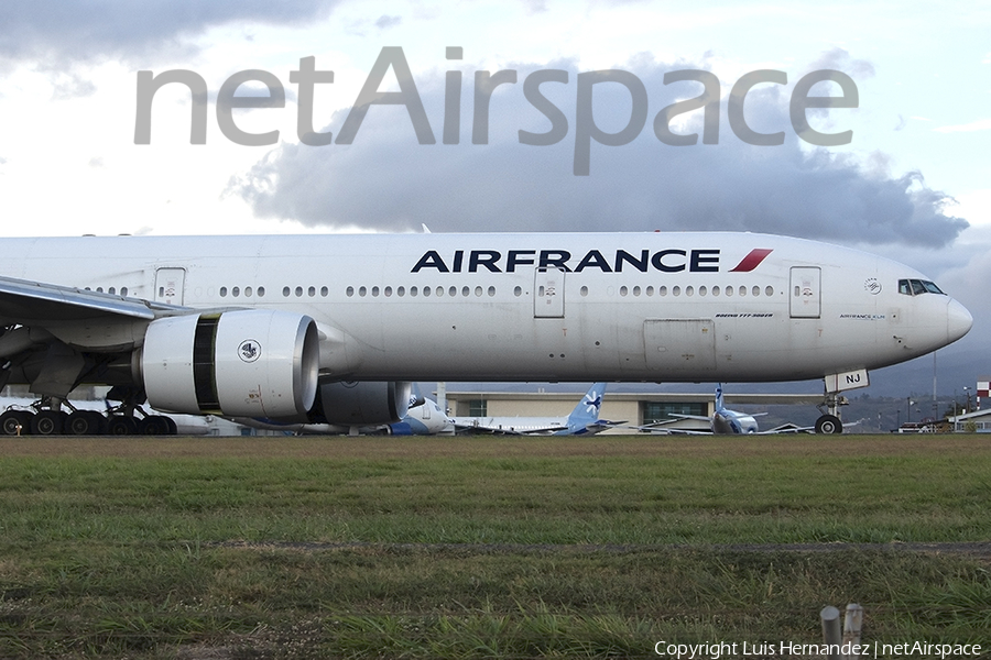 Air France Boeing 777-328(ER) (F-GZNJ) | Photo 452083