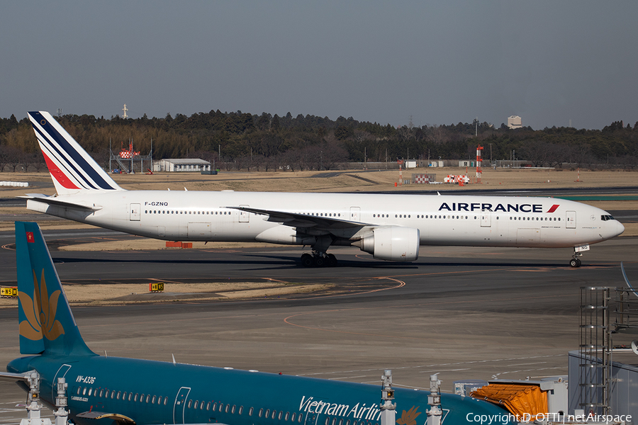 Air France Boeing 777-328(ER) (F-GZNQ) | Photo 383595