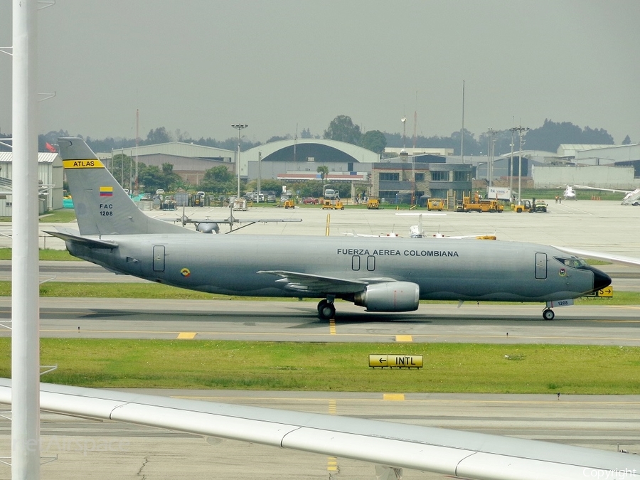 Colombian Air Force (Fuerza Aerea Colombiana) Boeing 737-4S3(SF) (FAC1208) | Photo 38980