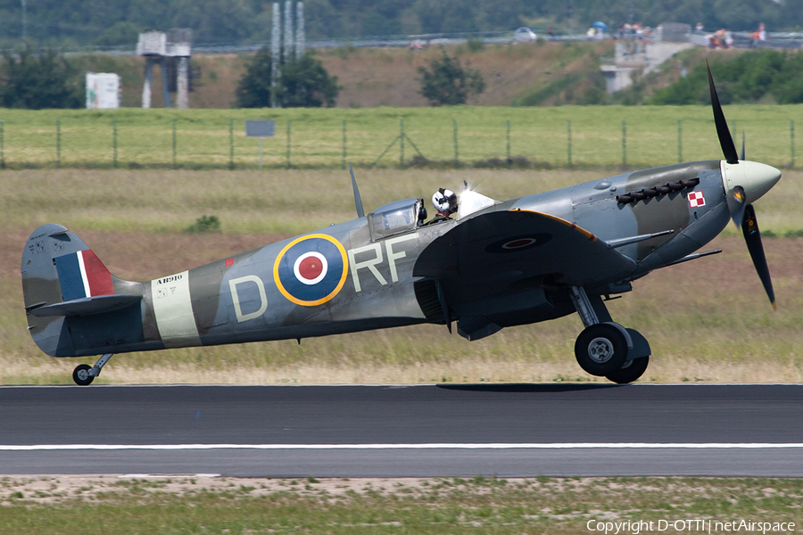 (Private) Supermarine Spitfire Mk VB (G-AISU) | Photo 263092