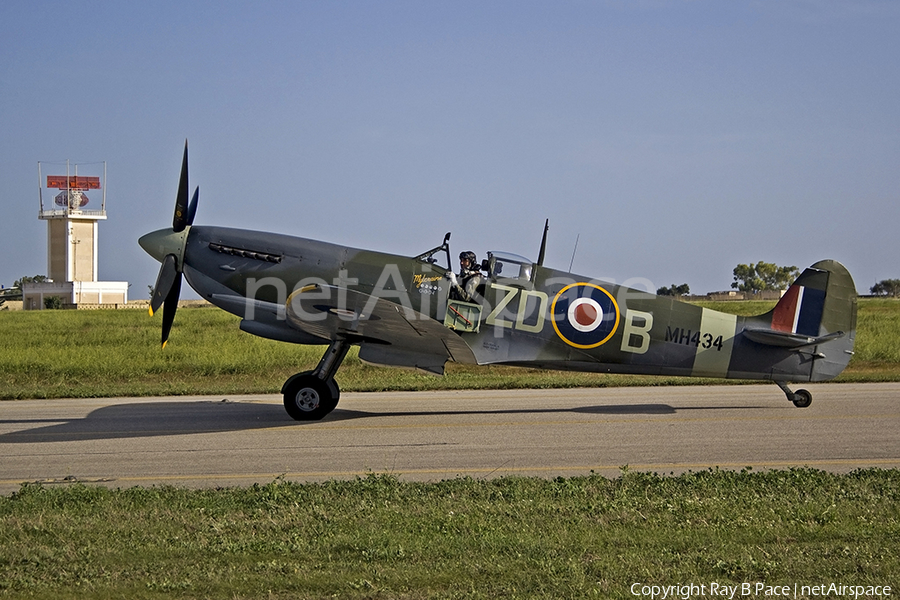 (Private) Supermarine Spitfire Mk IXb (G-ASJV) | Photo 137004