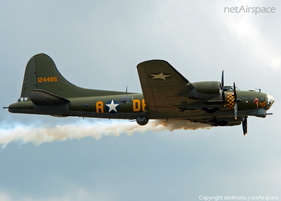 (Private) Boeing B-17G Flying Fortress (G-BEDF) | Photo 22040