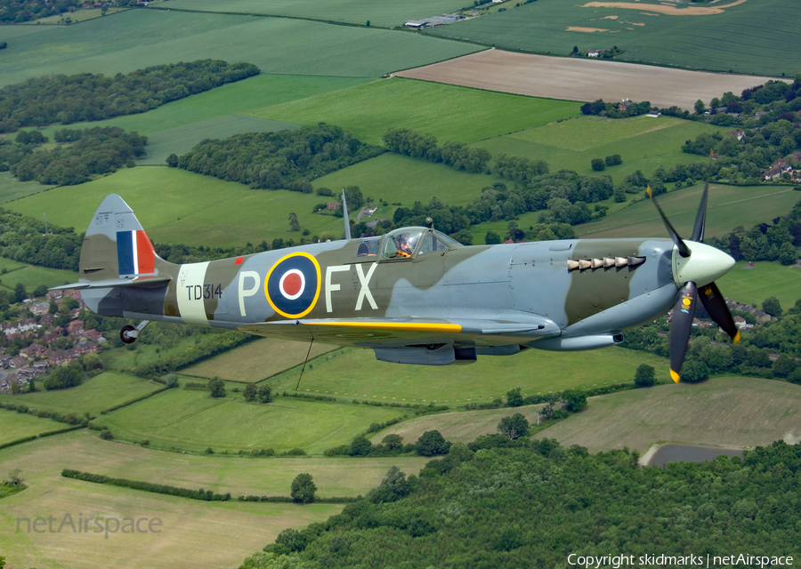 Aero Legends Supermarine Spitfire HF Mk IXe (G-CGYJ) | Photo 168163