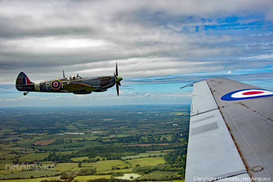 Aero Legends Supermarine Spitfire HF Mk IXe (G-CGYJ) | Photo 168626