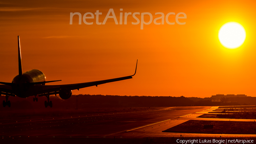 Thomas Cook Airlines Boeing 767-31K(ER) (G-DAJC) | Photo 181709