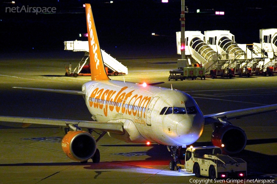 easyJet Airbus A319-111 (G-EZAG) | Photo 32925