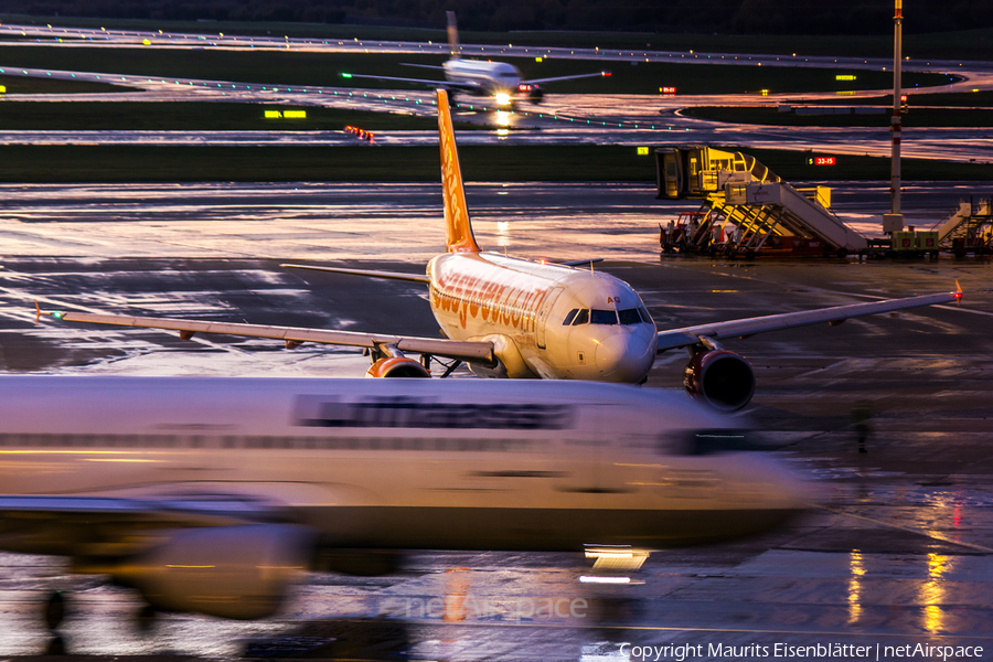 easyJet Airbus A319-111 (G-EZAG) | Photo 91374