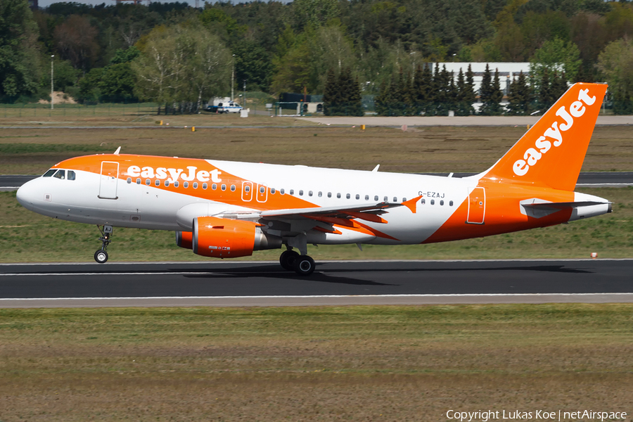 easyJet Airbus A319-111 (G-EZAJ) | Photo 381372