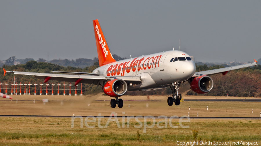 easyJet Airbus A319-111 (G-EZAK) | Photo 324403