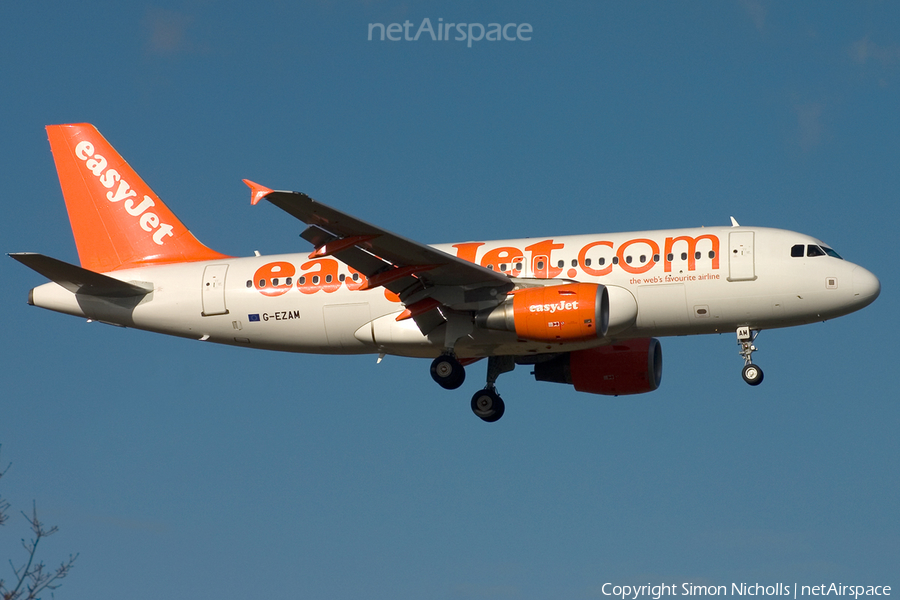 easyJet Airbus A319-111 (G-EZAM) | Photo 23549