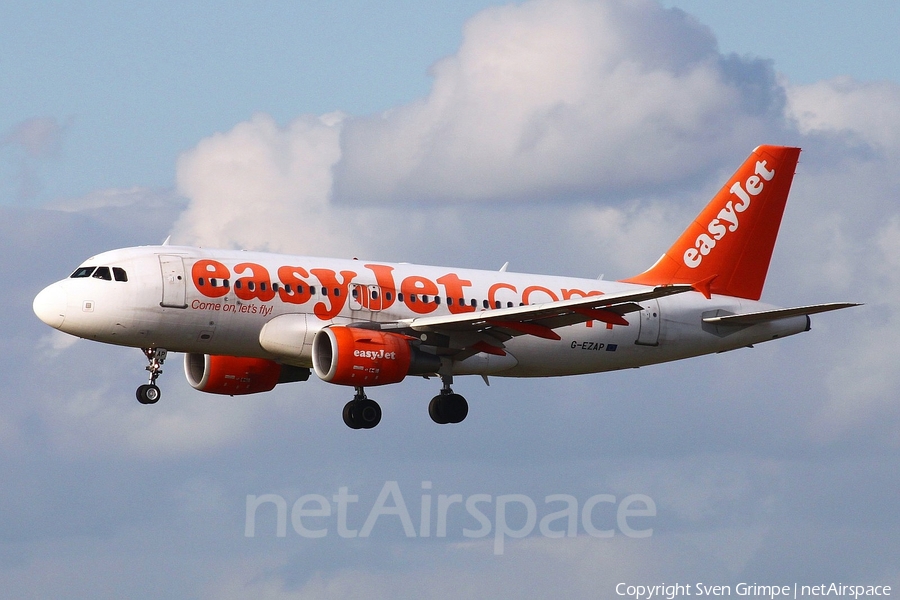 easyJet Airbus A319-111 (G-EZAP) | Photo 33420