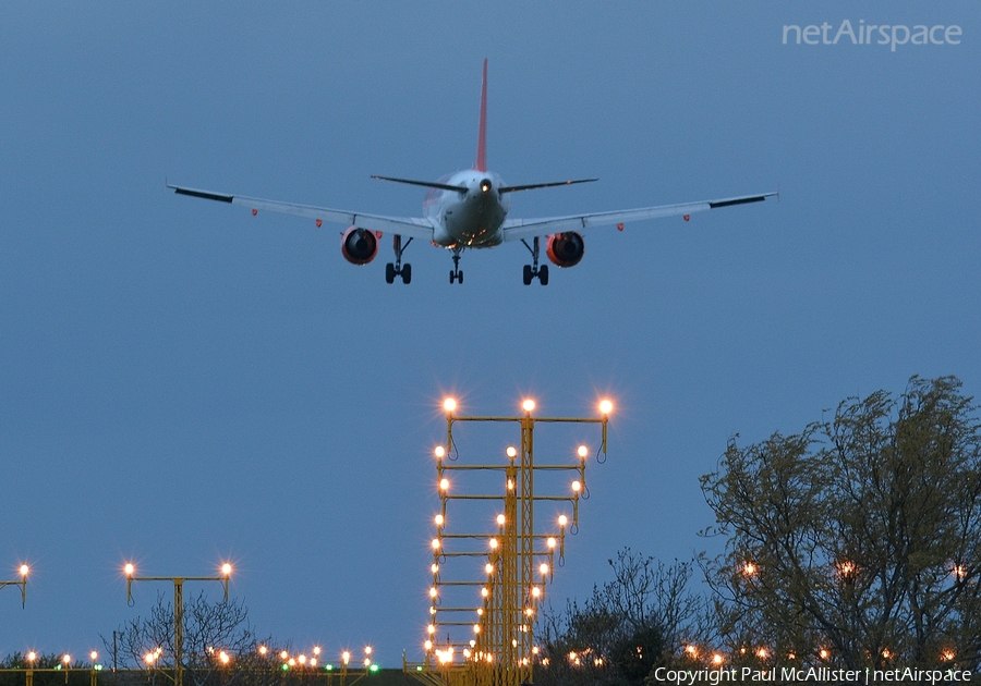 easyJet Airbus A319-111 (G-EZAS) | Photo 76345