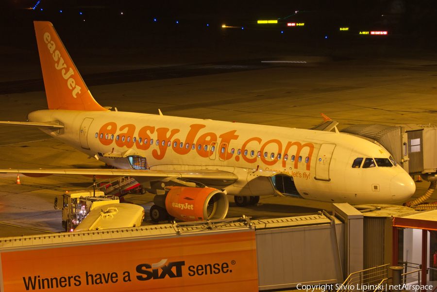 easyJet Airbus A319-111 (G-EZAT) | Photo 32037