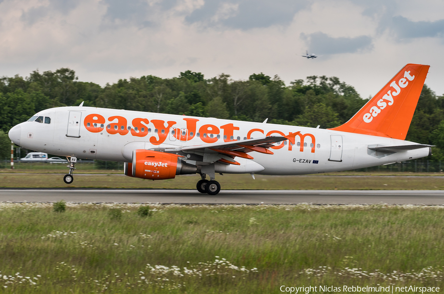 easyJet Airbus A319-111 (G-EZAV) | Photo 324800