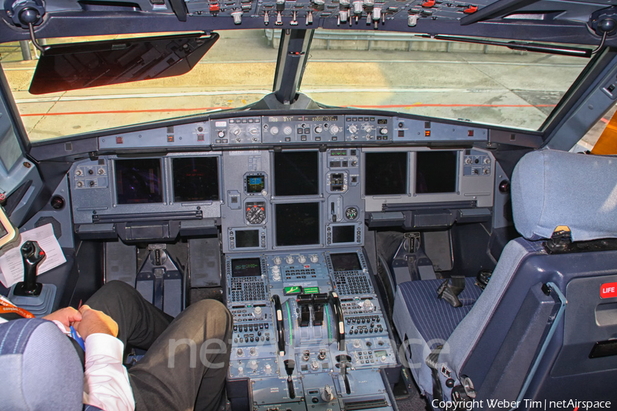 easyJet Airbus A319-111 (G-EZAV) | Photo 130310