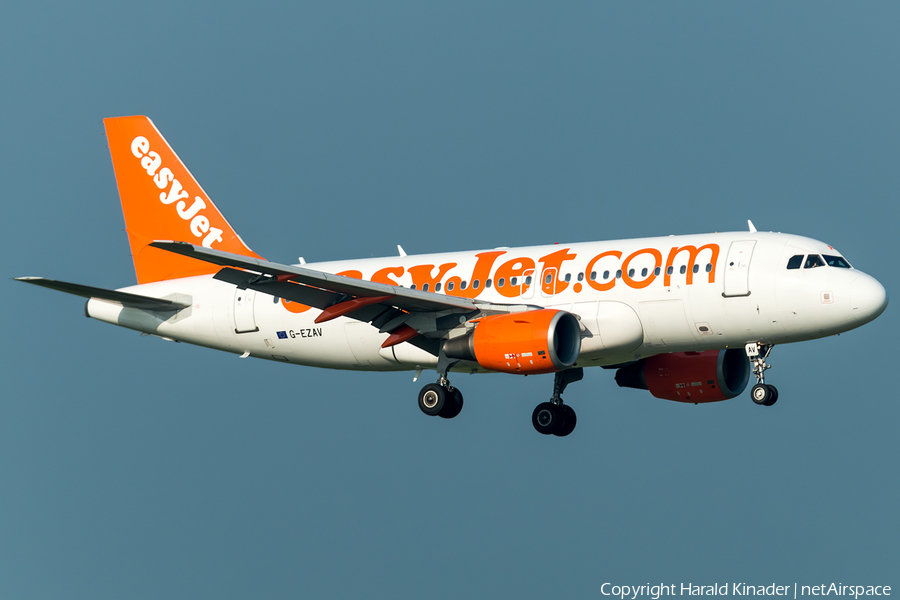 easyJet Airbus A319-111 (G-EZAV) | Photo 301288