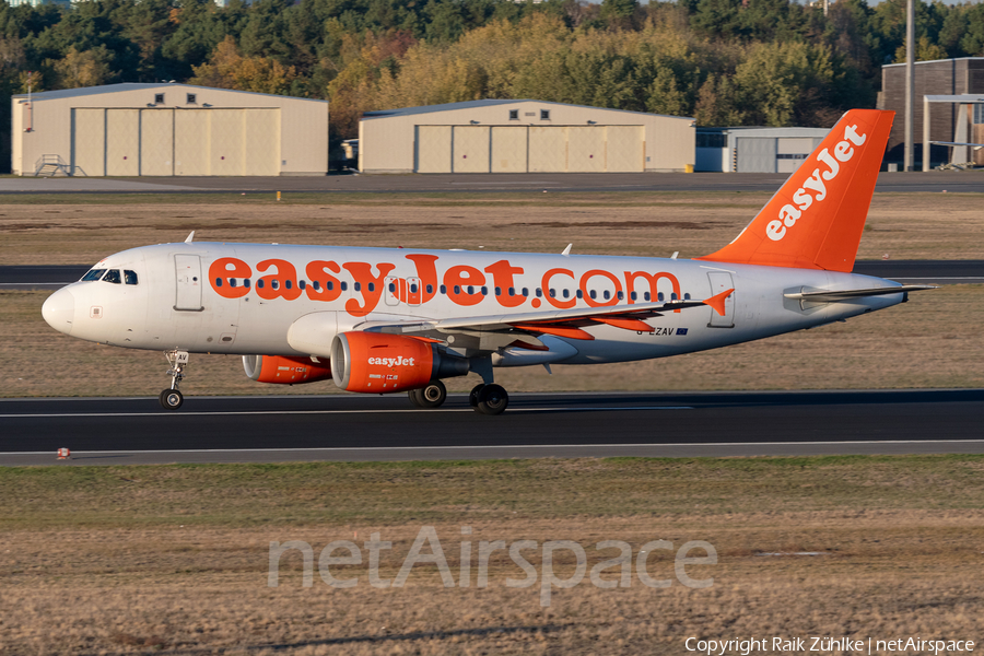 easyJet Airbus A319-111 (G-EZAV) | Photo 276232