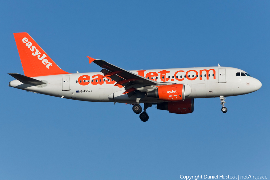 easyJet Airbus A319-111 (G-EZBH) | Photo 641121