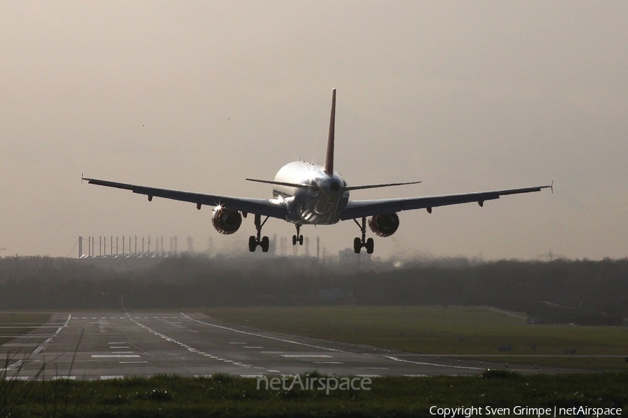 easyJet Airbus A319-111 (G-EZBH) | Photo 99023