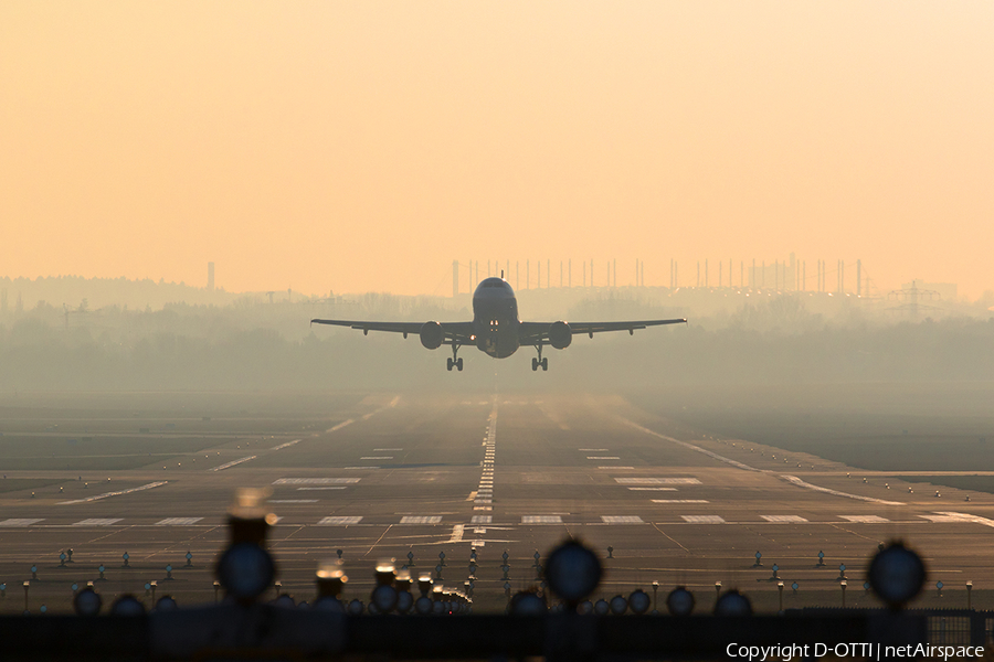 easyJet Airbus A319-111 (G-EZBI) | Photo 145654