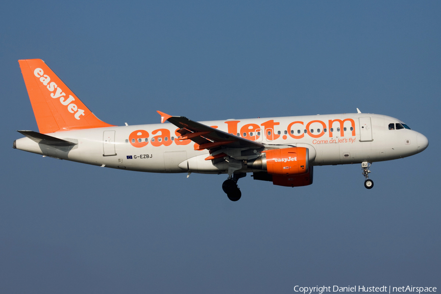 easyJet Airbus A319-111 (G-EZBJ) | Photo 555036