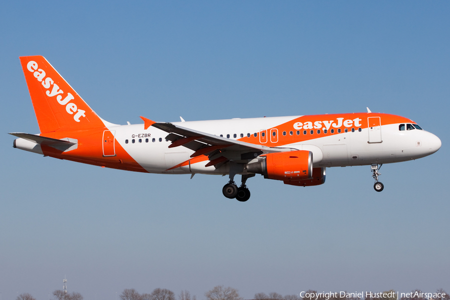 easyJet Airbus A319-111 (G-EZBR) | Photo 514072