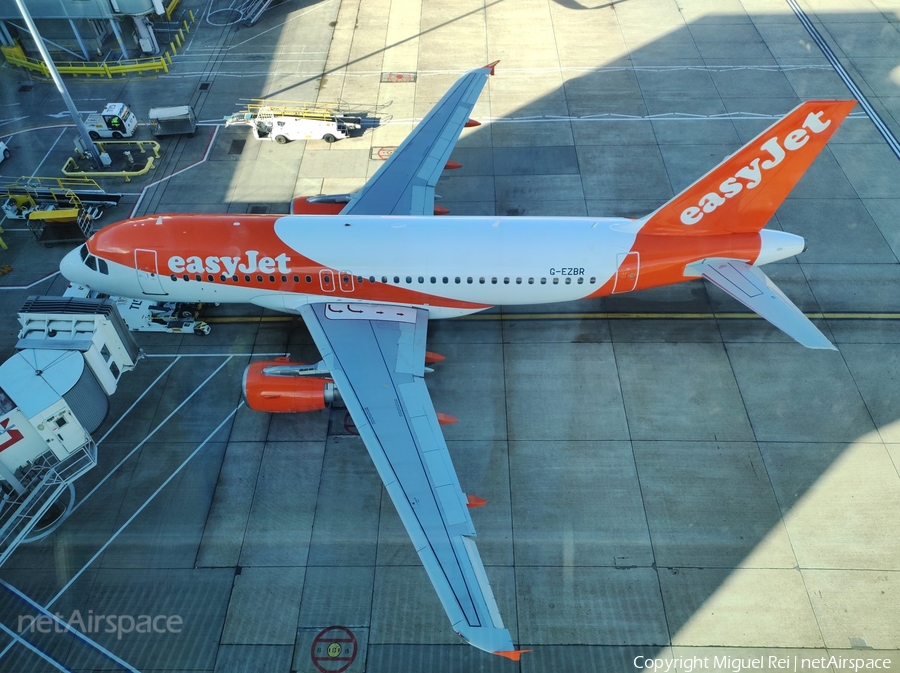 easyJet Airbus A319-111 (G-EZBR) | Photo 529967