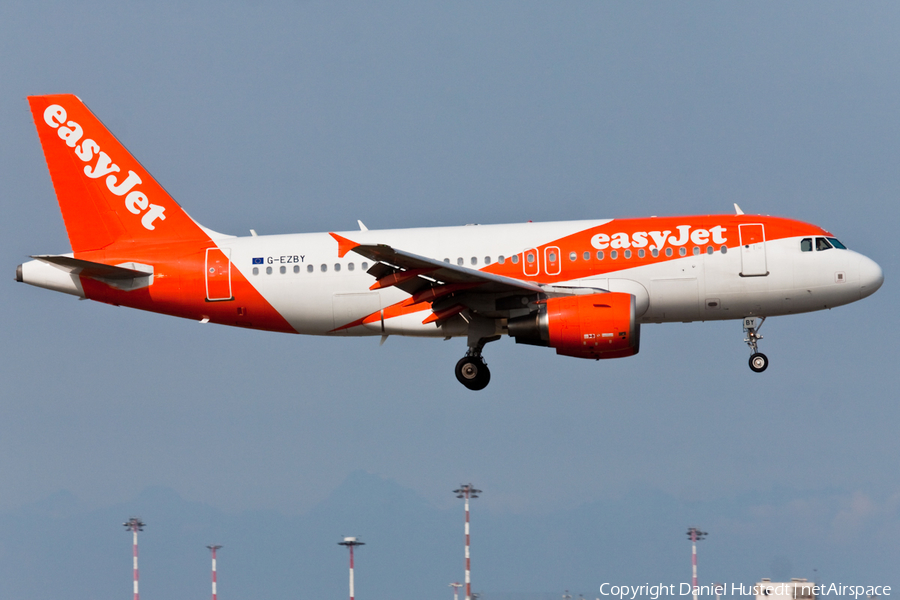 easyJet Airbus A319-111 (G-EZBY) | Photo 472281