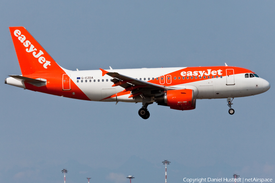 easyJet Airbus A319-111 (G-EZDA) | Photo 472282