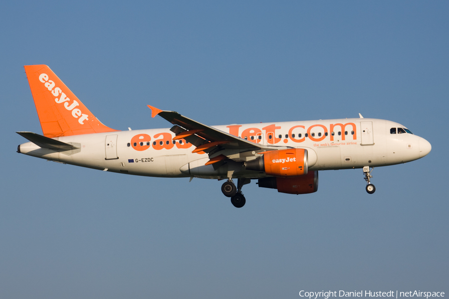 easyJet Airbus A319-111 (G-EZDC) | Photo 546859