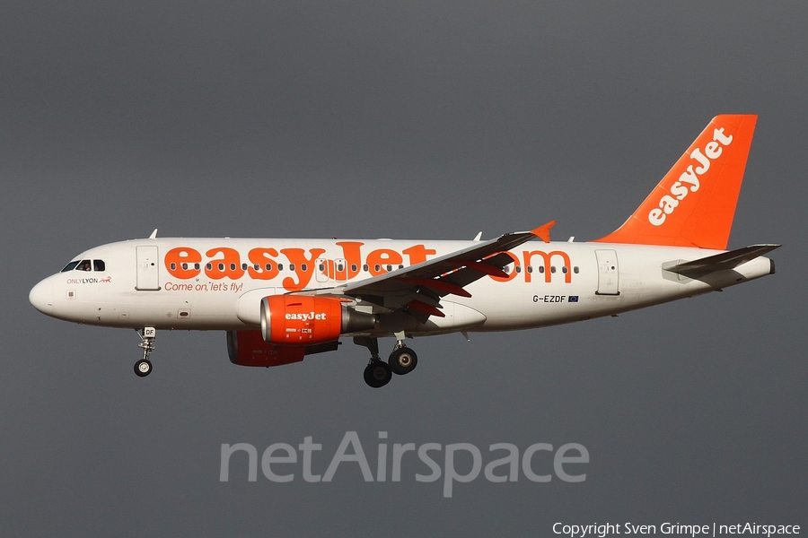 easyJet Airbus A319-111 (G-EZDF) | Photo 45797