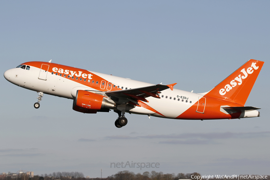 easyJet Airbus A319-111 (G-EZDJ) | Photo 562663