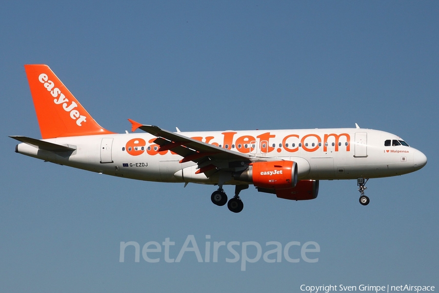 easyJet Airbus A319-111 (G-EZDJ) | Photo 22269