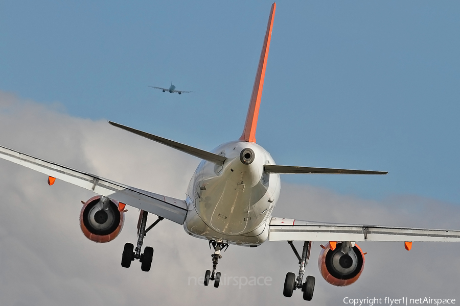 easyJet Airbus A319-111 (G-EZDL) | Photo 68934