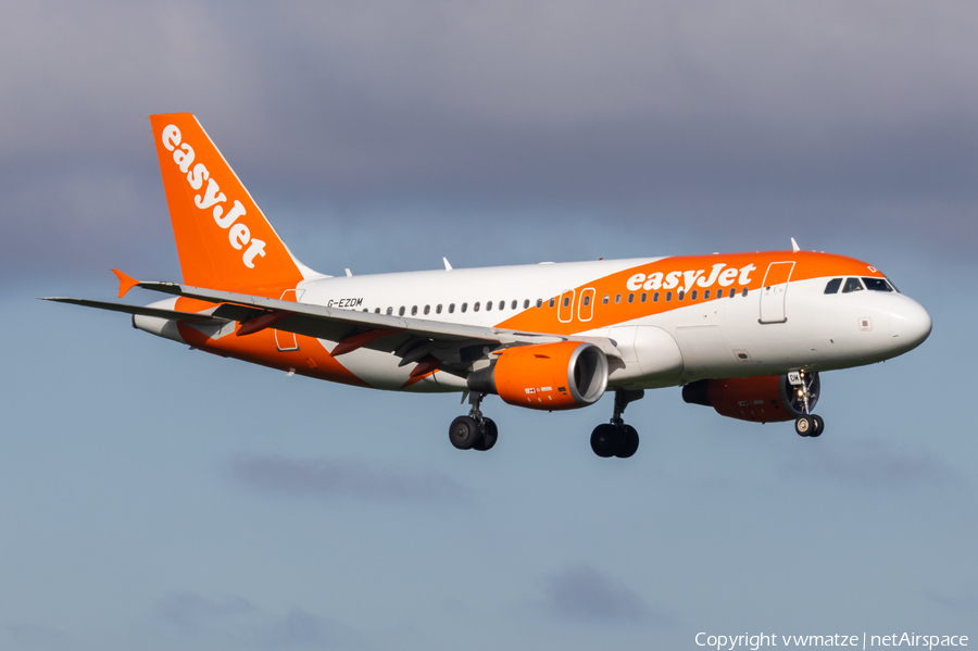 easyJet Airbus A319-111 (G-EZDM) | Photo 562784