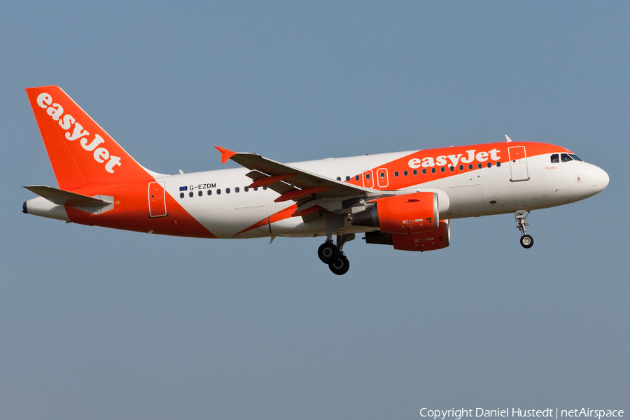 easyJet Airbus A319-111 (G-EZDM) | Photo 614191