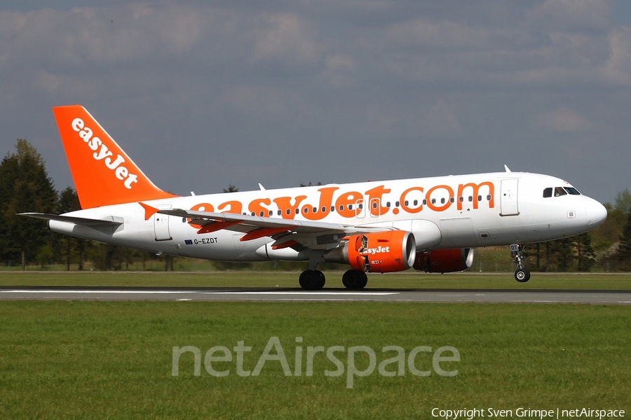 easyJet Airbus A319-111 (G-EZDT) | Photo 25923
