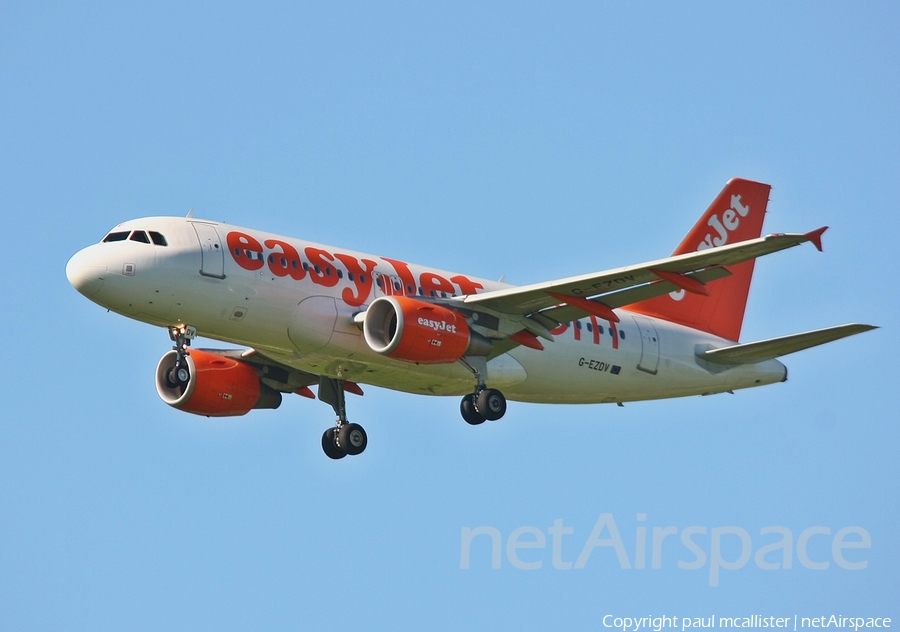 easyJet Airbus A319-111 (G-EZDV) | Photo 3304